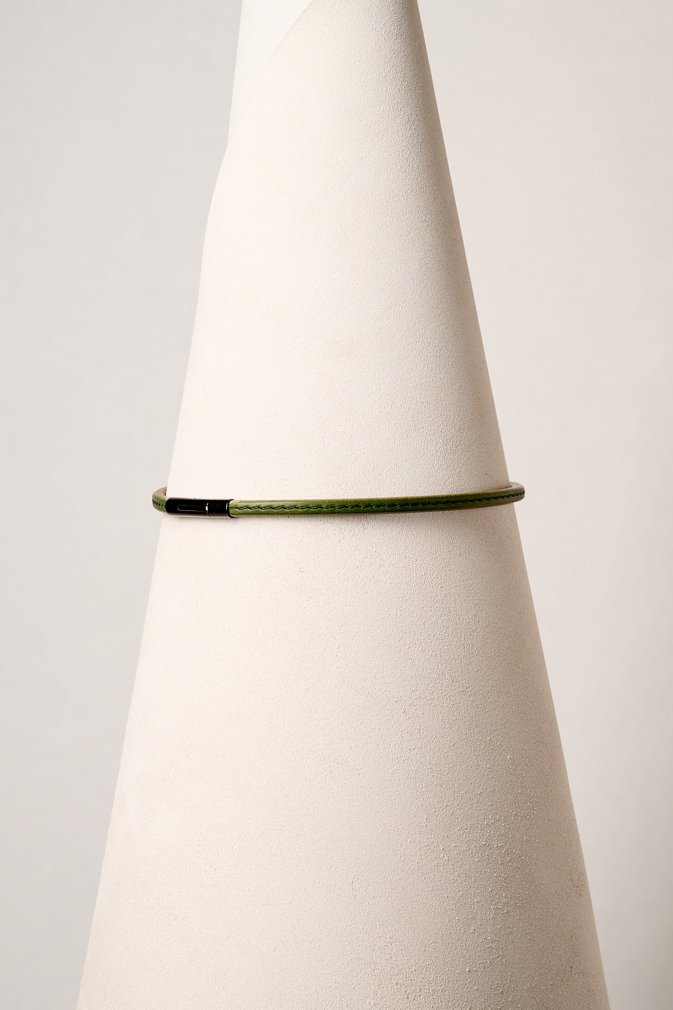 The Peek-A-Boo | Leather Day Collar