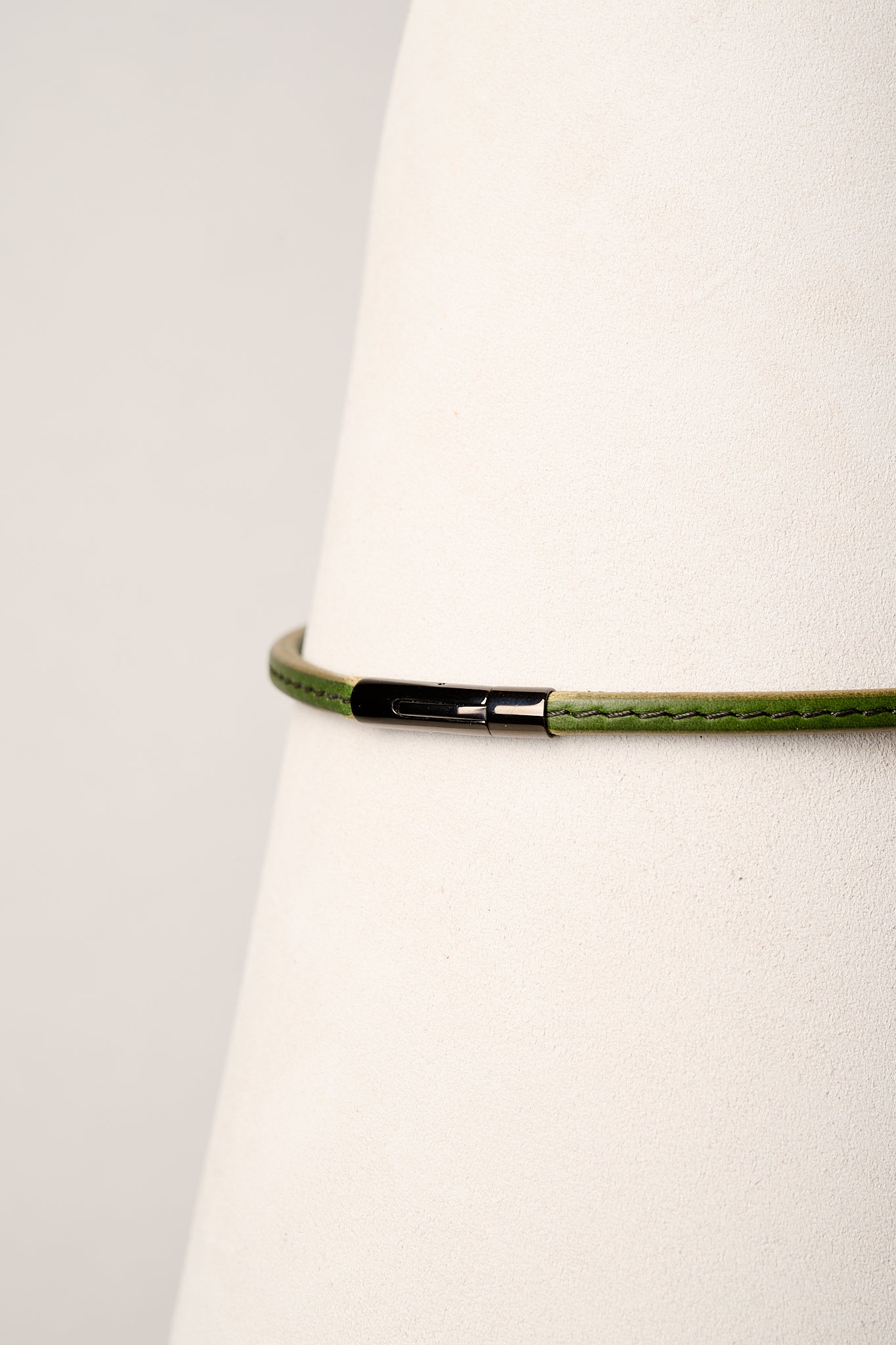 The Lockable Peek-A-Boo | Leather Day Collar